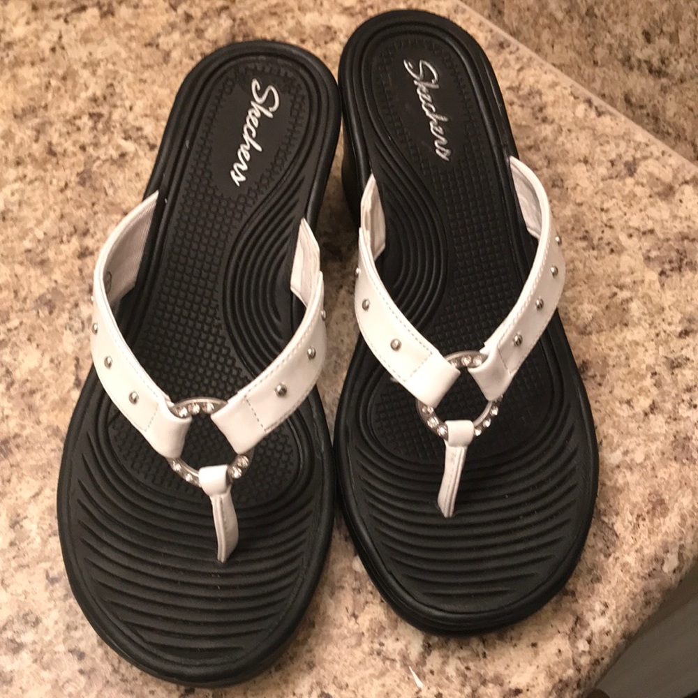 Sketchers flip flops